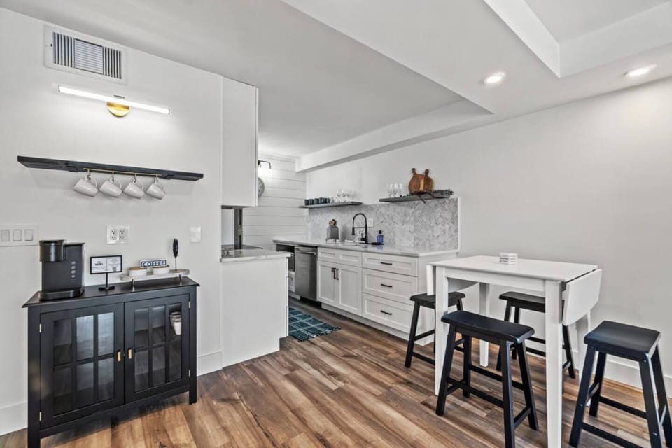 Coffee station, Keurig, fully stocked kitchen