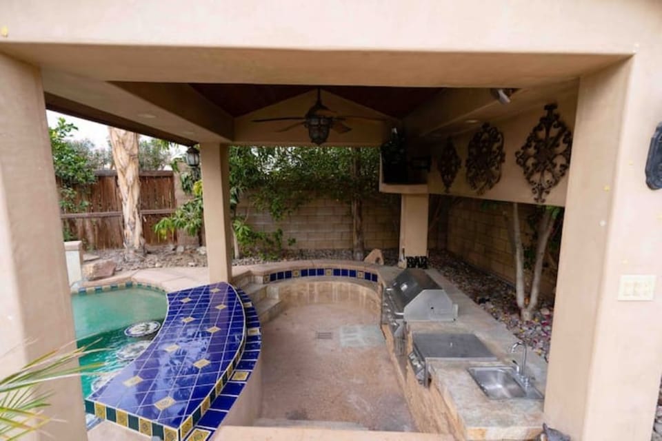 Outside Bar and BBQ
