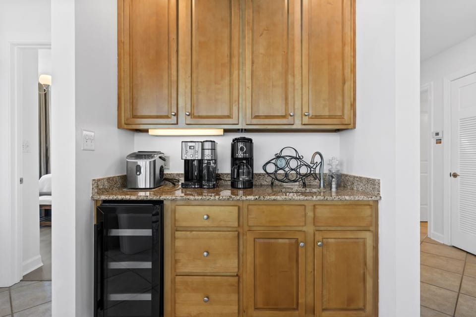 Lagoon Tower 902 Wet Bar with Coffee & Beverage Station