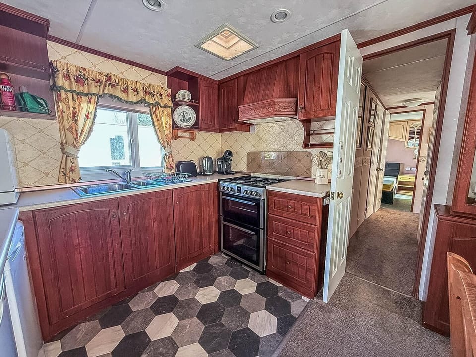 Enjoy the flexibility of short stays at Parkdean Resorts Southview Holiday Park Skegness, where you can cook up a storm in the kitchen area of the caravan and explore the nearby Skegness beach England.