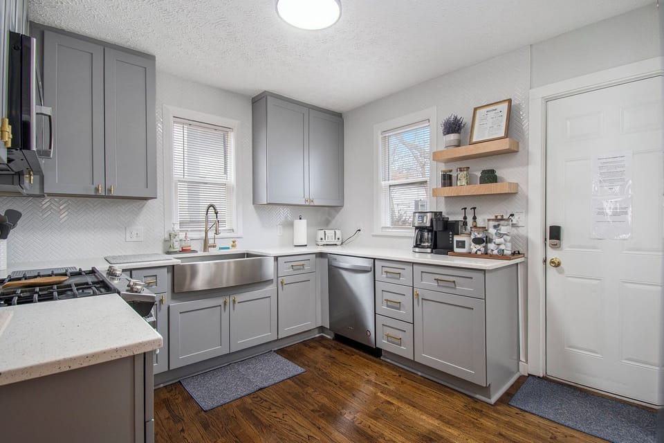 Well equipped kitchen - rice cooker, fryer, crockpot, electric kettle, toaster