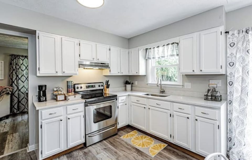 Full kitchen