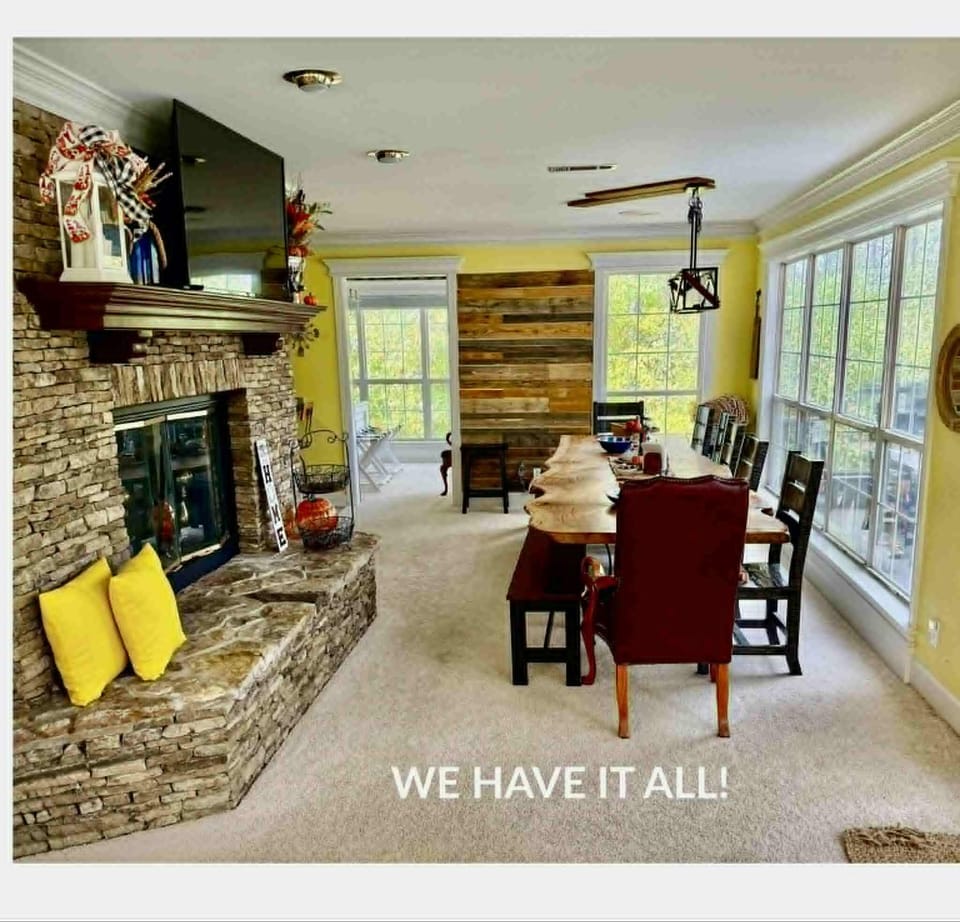 "Excellent host and location. Our large family enjoyed the ability to have a meal at the large table together, but also valued the split..." Angela (Dec. 2024)