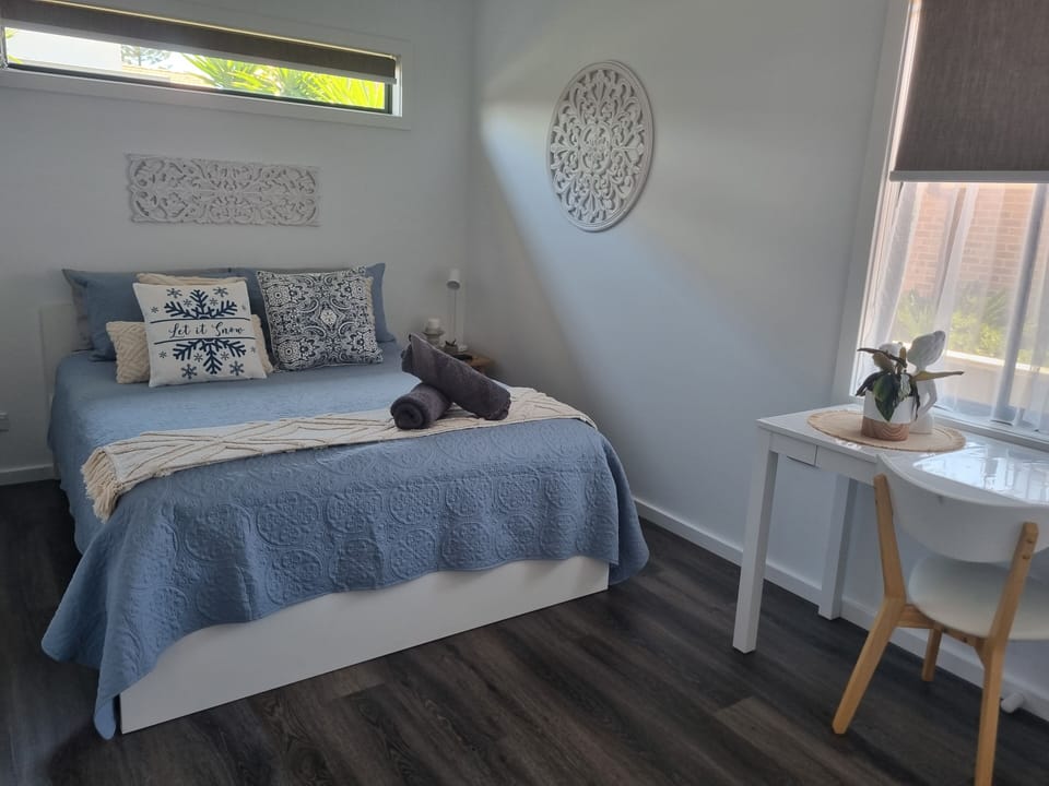 Bed 1 queen bed desk and chair Usb ports
