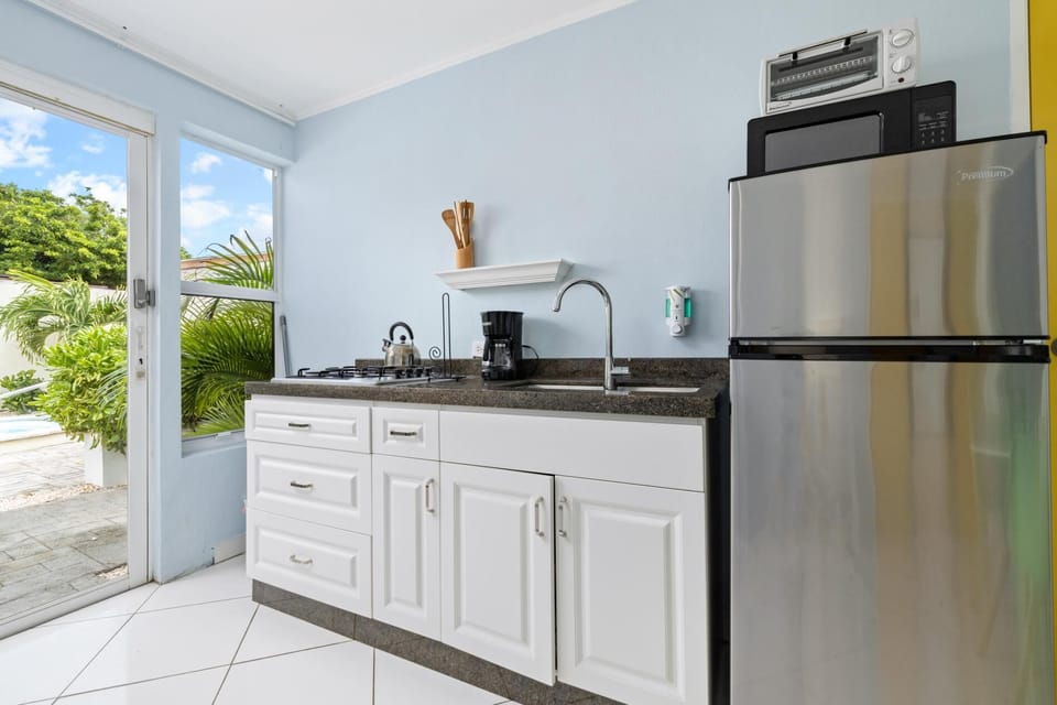 Poolside 1-bed near Palm Beach! (9228)