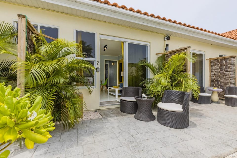 Poolside 1-bed near Palm Beach! (9236)
