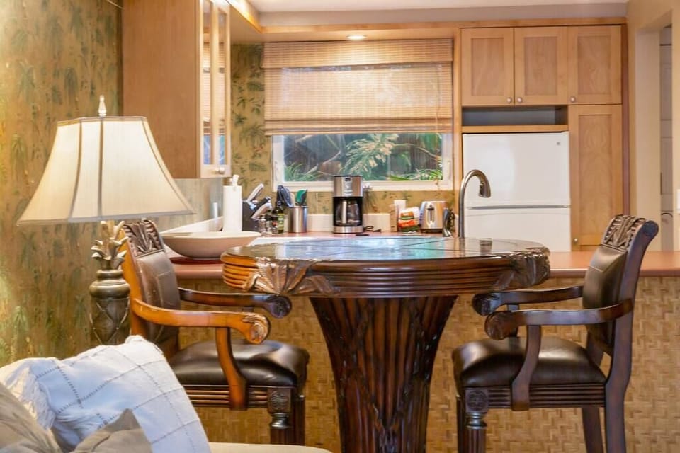 Open floor plan with kitchen/livingroom together