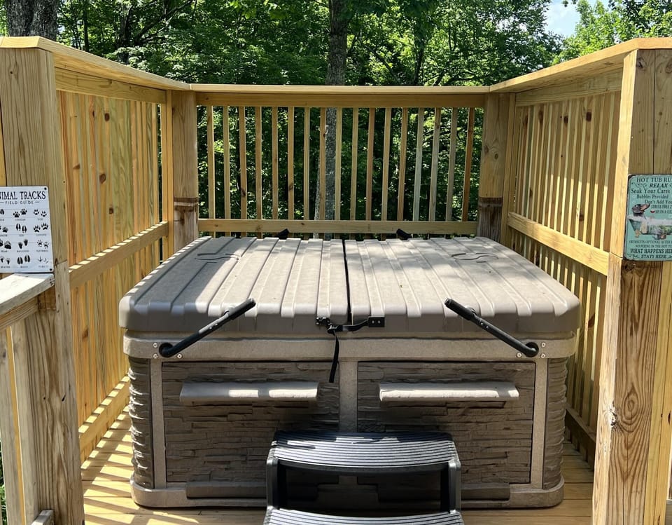 Honey Bee Hideaway, nestled in the woods! (361)