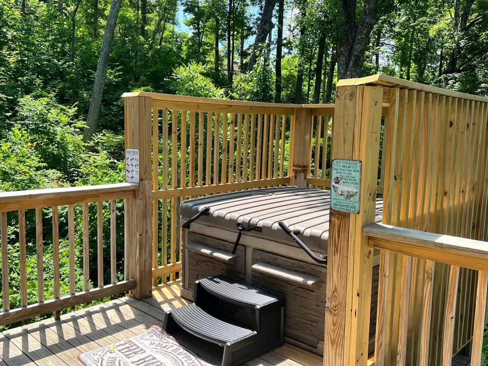 Honey Bee Hideaway, nestled in the woods! (362)