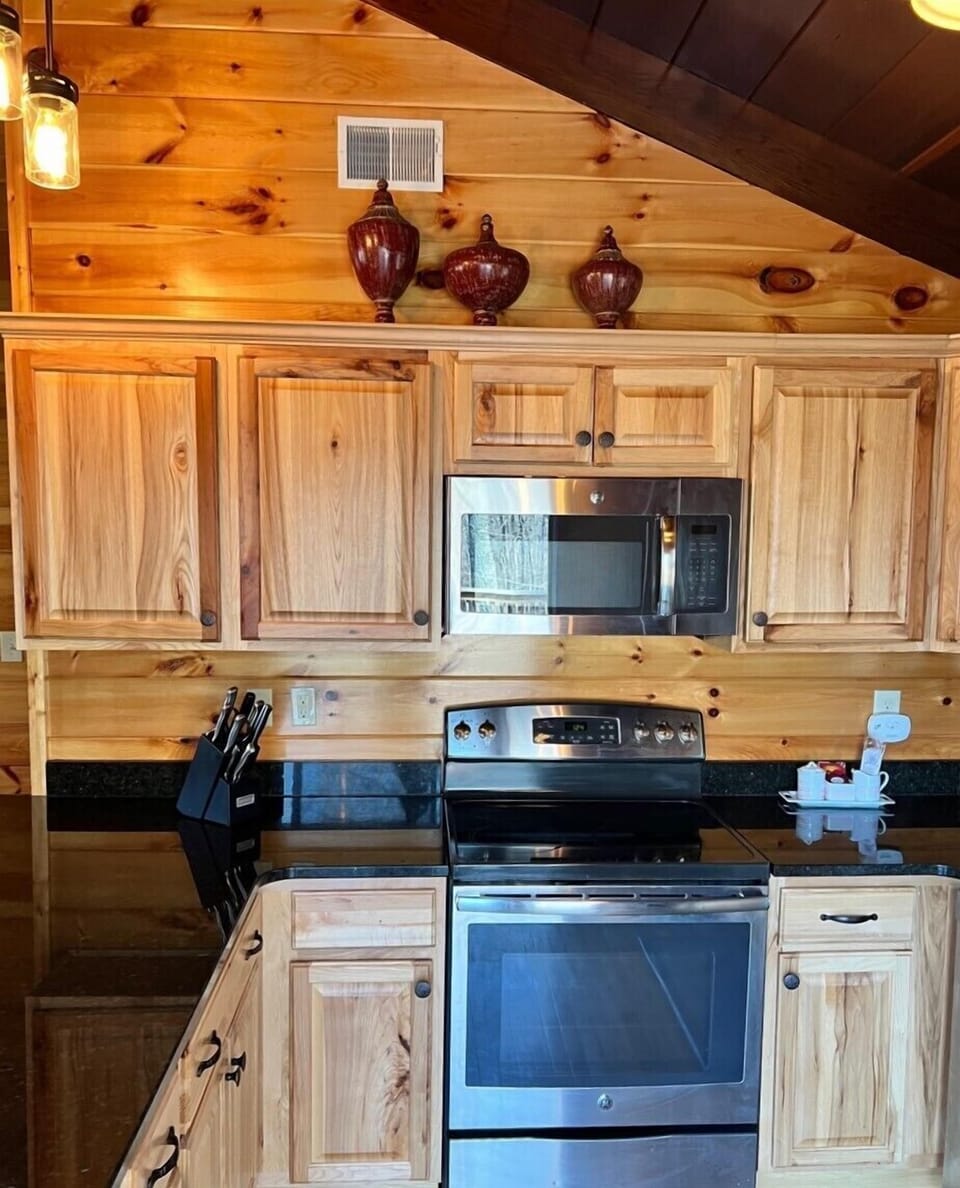 Honey Bee Hideaway, nestled in the woods! (334)