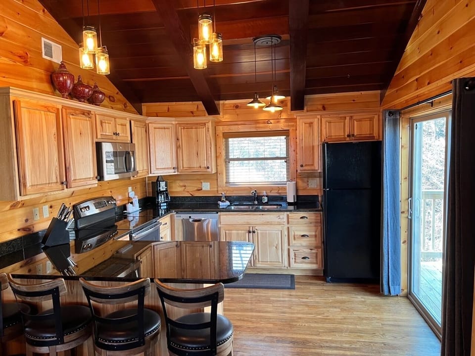 Honey Bee Hideaway, nestled in the woods! (274)