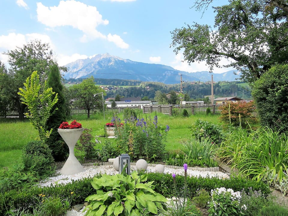 Garden, Natural Landscape, Vegetation, Property, Botanical Garden, Botany, Wilderness, Land Lot, Tree, Grass