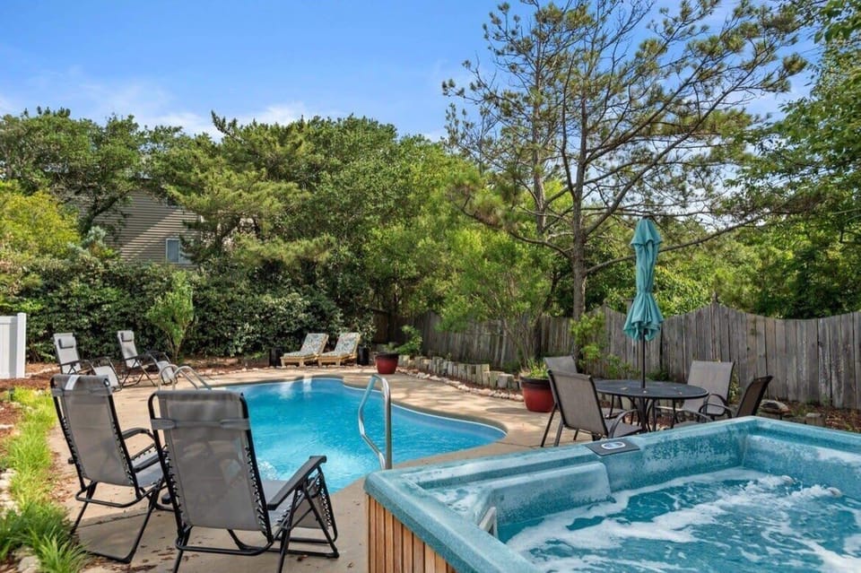 Pool side w/ Hot Tub