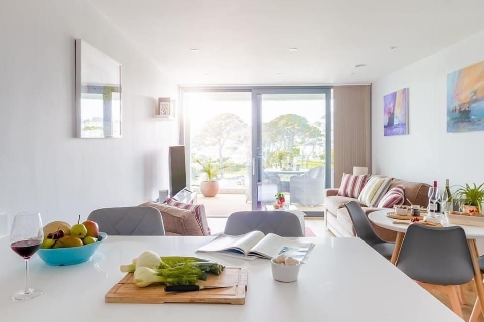 Kitchen diner at Port, The Liner, Falmouth, self catering, Cornwall.