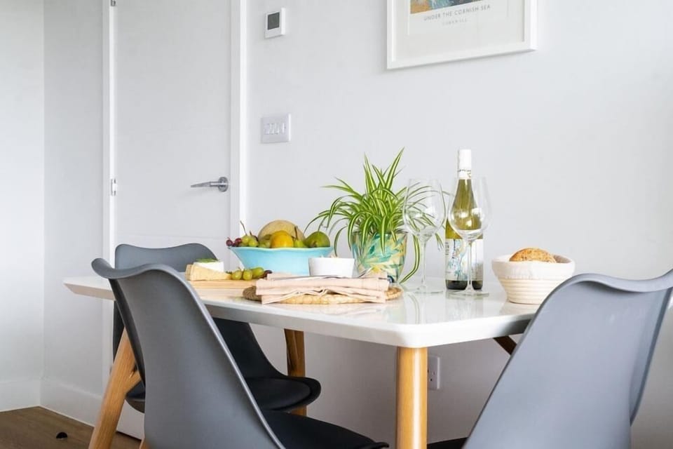 Dining table at Starboard, The Liner, Falmouth, self catering, Cornwall.