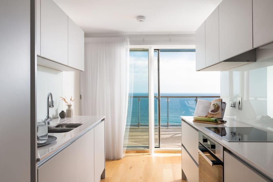 Kitchen at White Sails, Carlyon Bay, Cornwall, self catering with Beach Retreats.