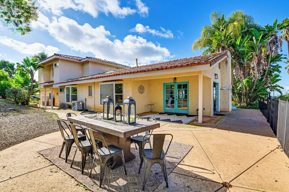 House Exterior | Dining Area | Gas Grill | Fire Pit