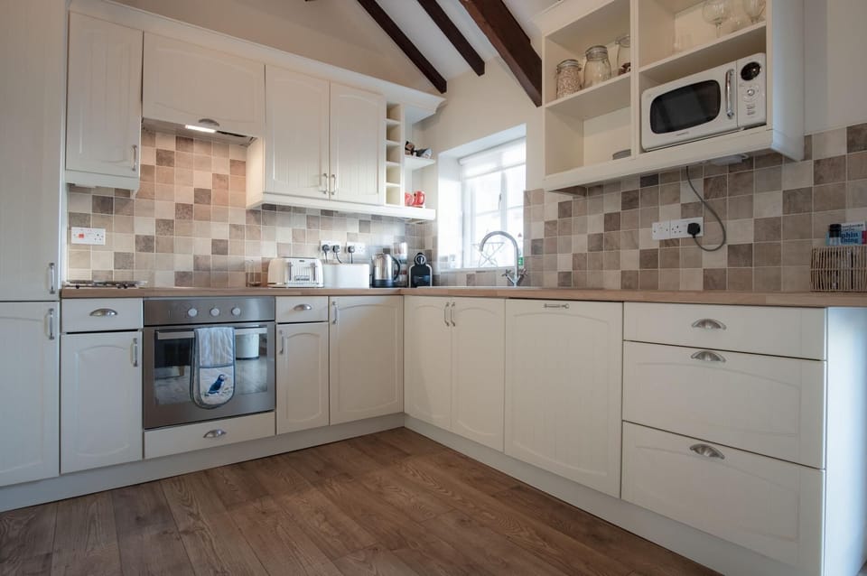 The Old Stables - 3 Bedroom Cottage - Angle (13104)