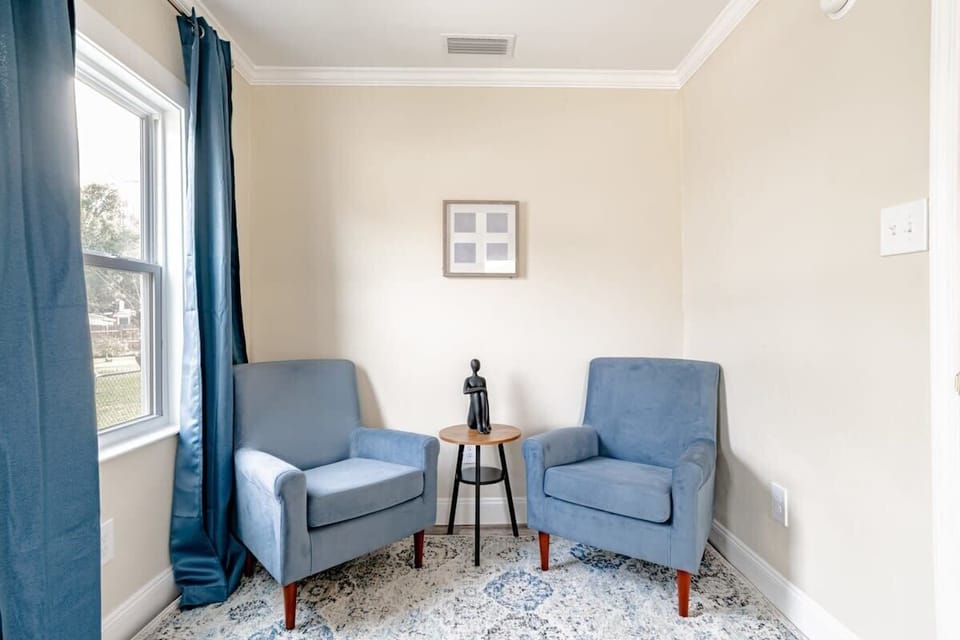Sitting area in Queen Room