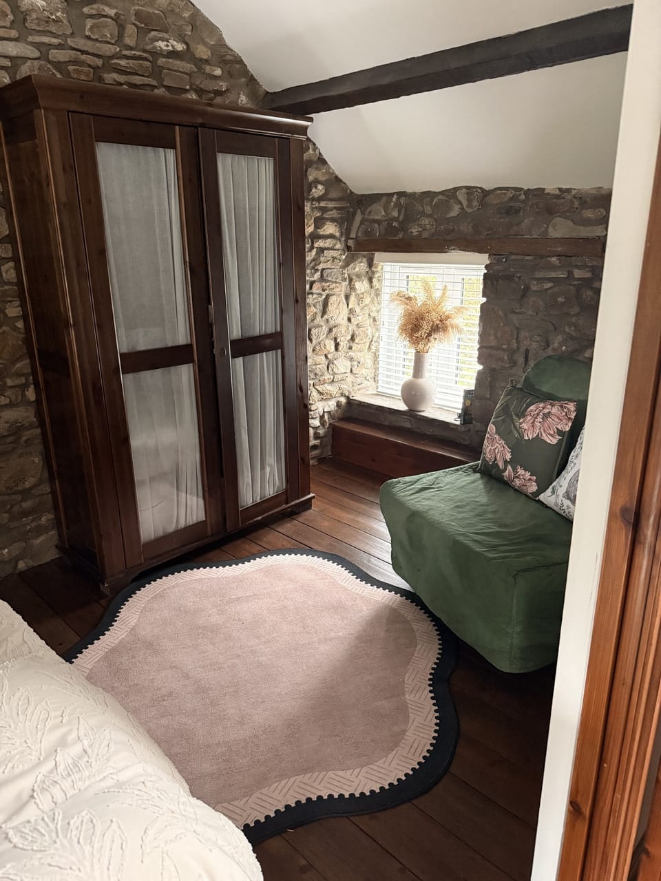 pull out bed / seat in bed room 
