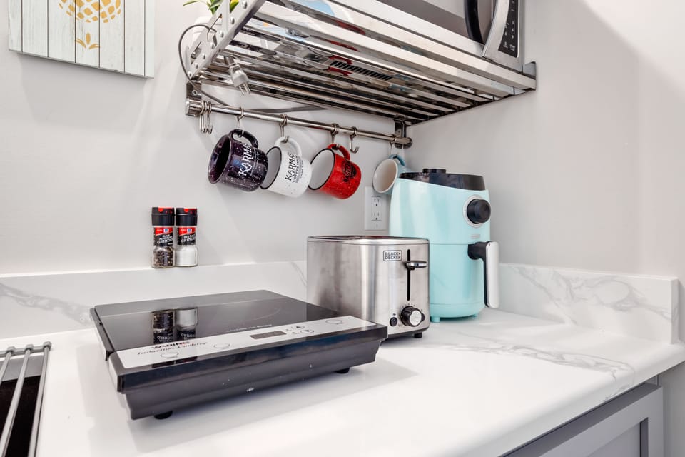 Small appliances in Kitchenette