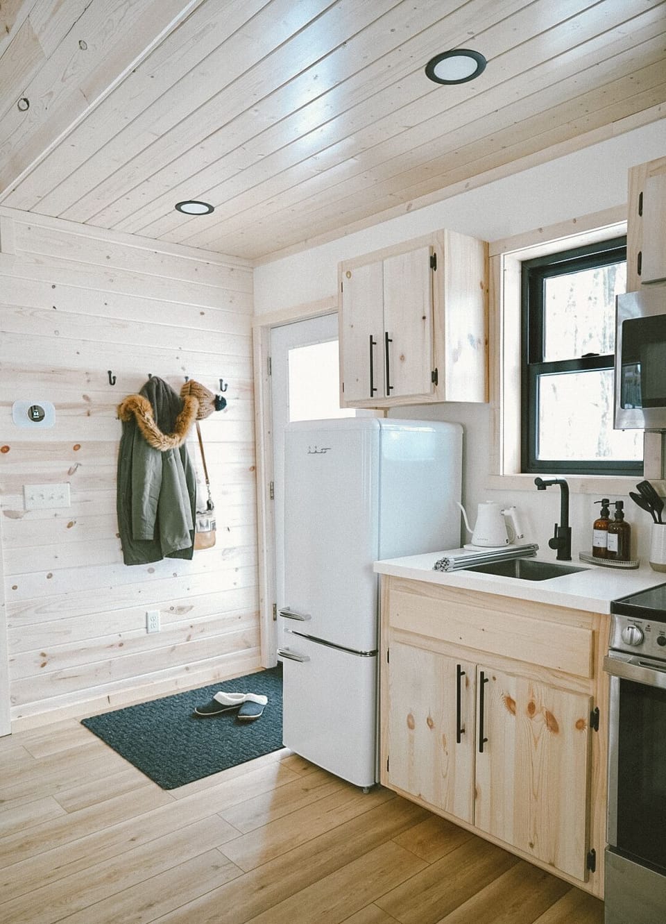 entry/kitchen