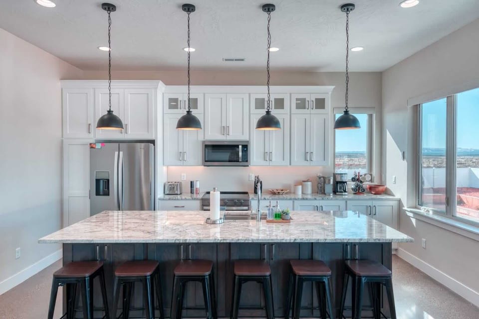 There’s seating for 6 at the kitchen island.