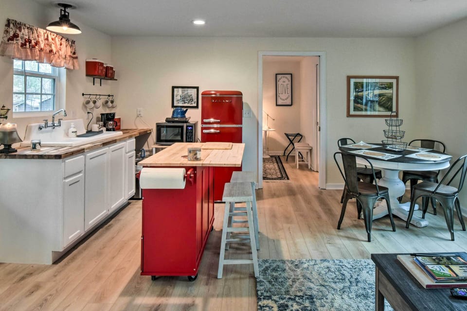 Dining Area | Dishware/Flatware | Breakfast Bar