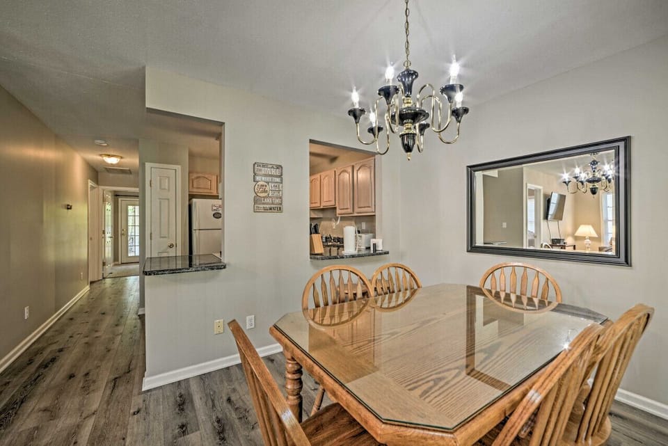 Dining area with 2 additional seats at counter bar