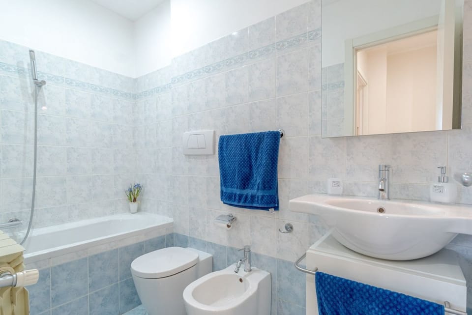 Cozy apartment of 80 square meters, able to accommodate up to 4 people, located on the sixth floor of a building with a lift that can be opened with a key (supplied).The property boasts a panoramic balcony of 7 sqm with awning and a sea view from all roo Apartment in Genoa