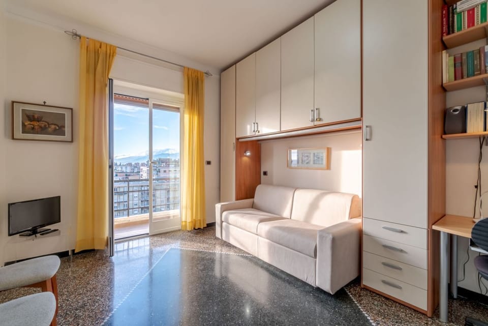 Cozy apartment of 80 square meters, able to accommodate up to 4 people, located on the sixth floor of a building with a lift that can be opened with a key (supplied).The property boasts a panoramic balcony of 7 sqm with awning and a sea view from all roo Apartment in Genoa