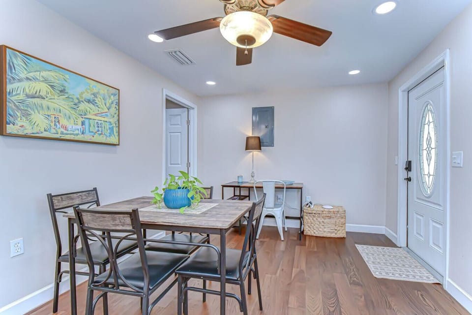 A bright open concept with a touch of tropical art and a cozy desk corner to stay productive.