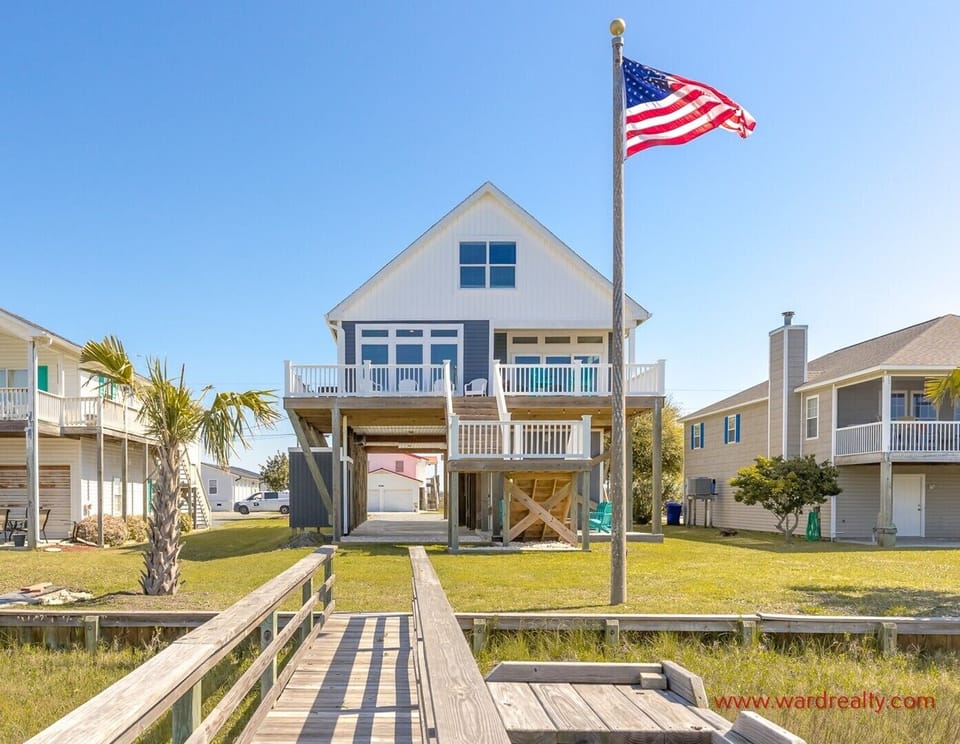 The 9th Hole Canal Front Exterior