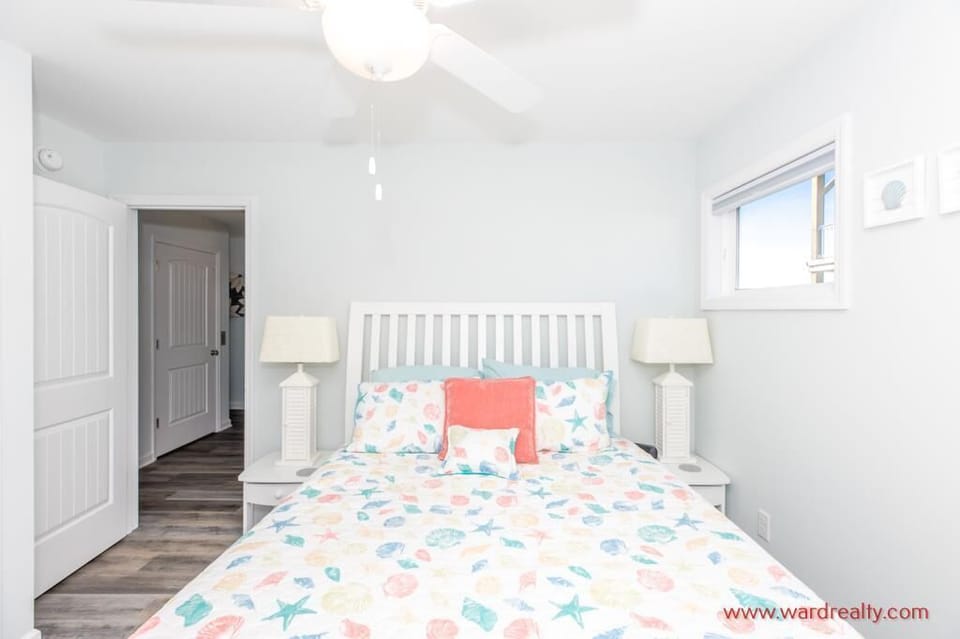 1st Floor Back Bedroom - Queen Bed