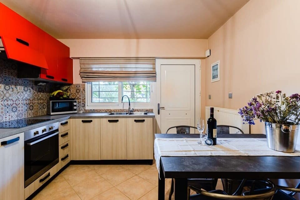 Kitchen area – Fully functional space with modern appliances

