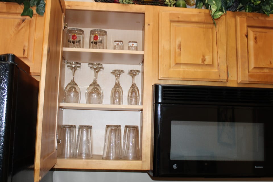 Kitchen Wine and Drinking Glasses 