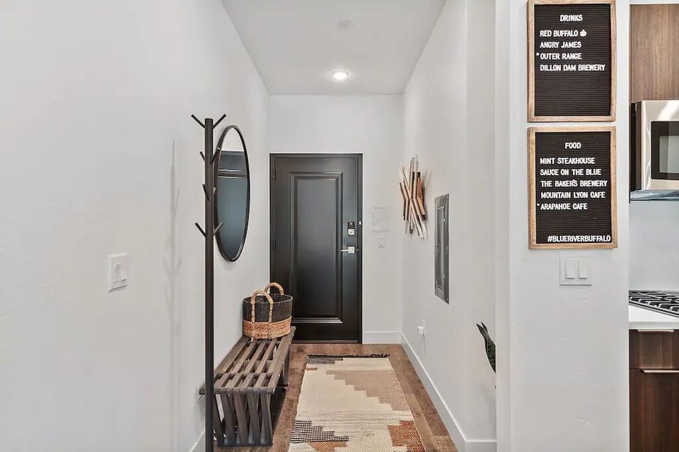 Easy Arrival — Convenient entry close to parking—quick unload, easy check-in, and more time to relax. 🧳✨