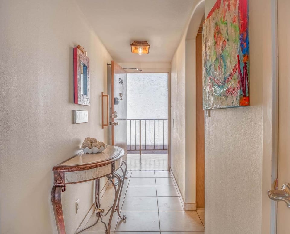 Entryway - Lauloa 305