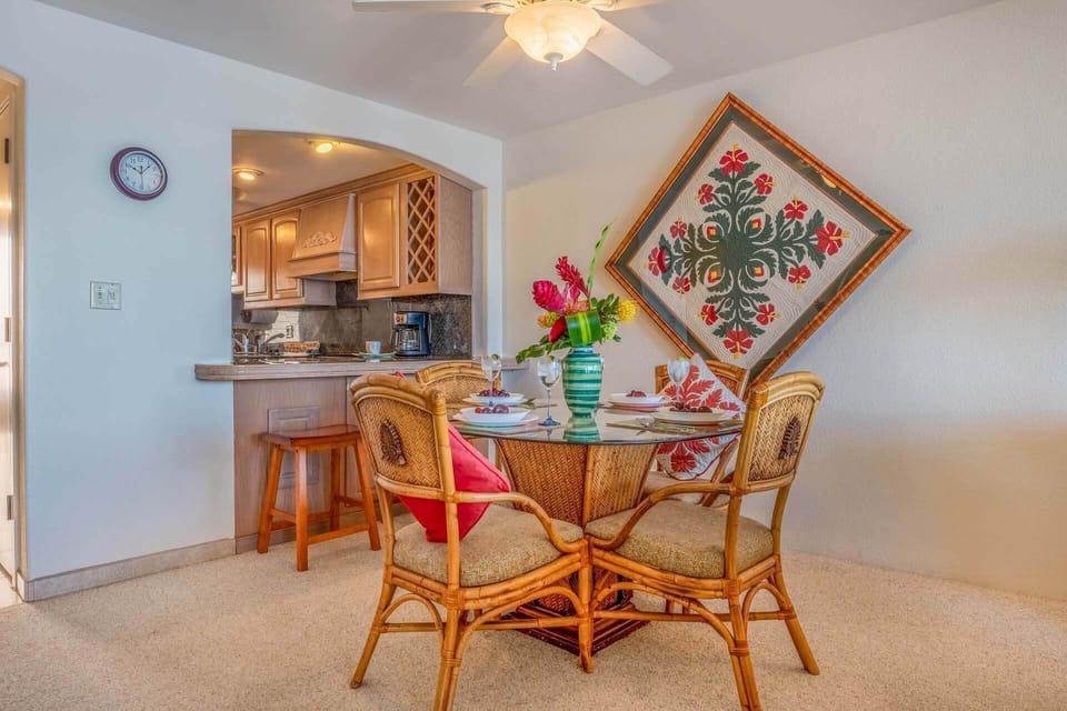 Dining Area and Breakfast Bar - Lauloa 305
