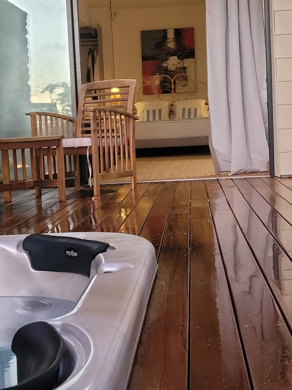 Indoor spa tub
