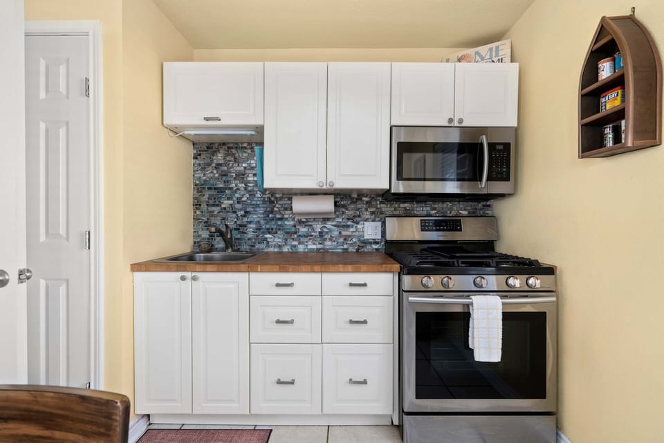 Full Kitchen - Stainless Steel Appliances