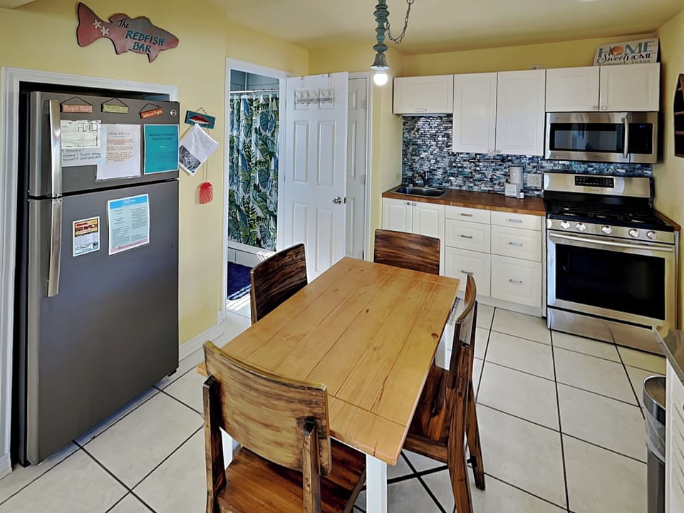 Full Kitchen - Dining Seating for 4