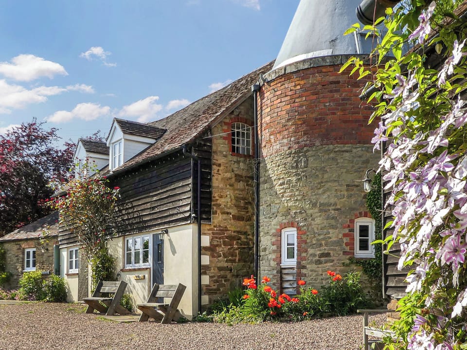 Exterior | Whitewells Farm Cottages - Old Hop Kiln - Whitewells Farm, Ridgeway Cross, near Malvern