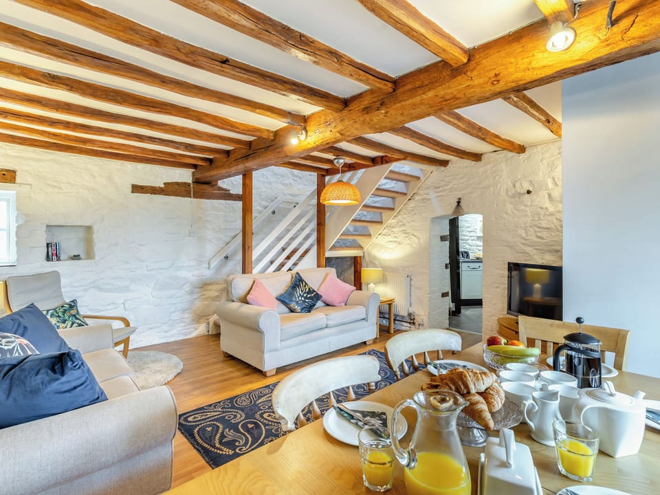 Living room/dining room | Whitewells Farm Cottages - Old Hop Kiln - Whitewells Farm, Ridgeway Cross, near Malvern