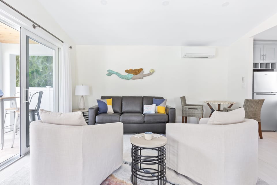 View of living space 