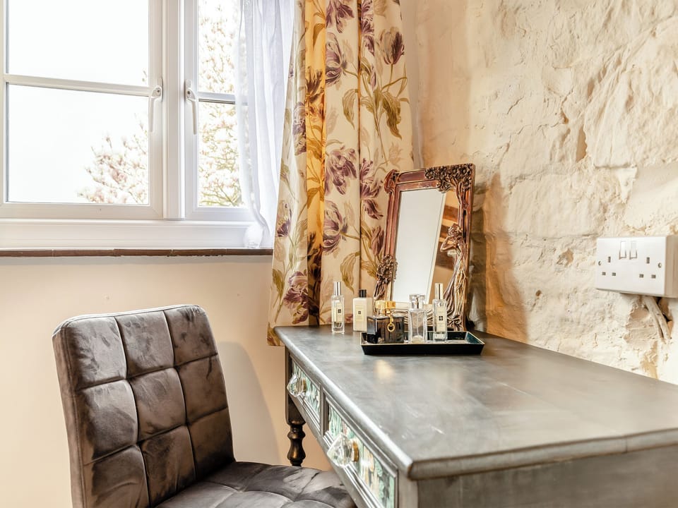 Double bedroom | Whitewells Farm Cottages - Cider Press - Whitewells Farm, Ridgeway Cross, near Malvern