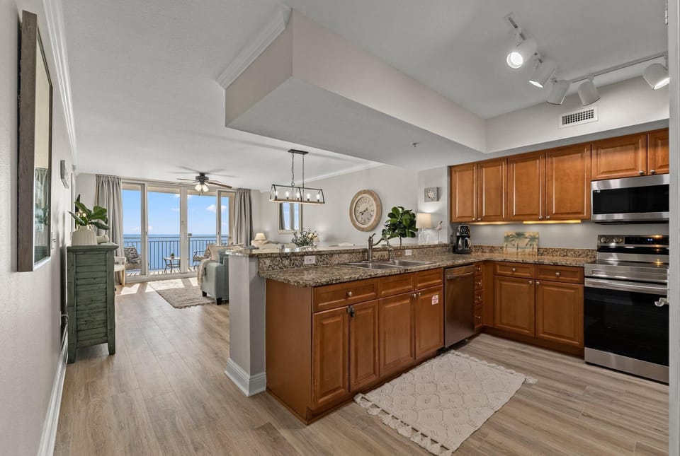 Kitchen, Breakfast Bar for 3