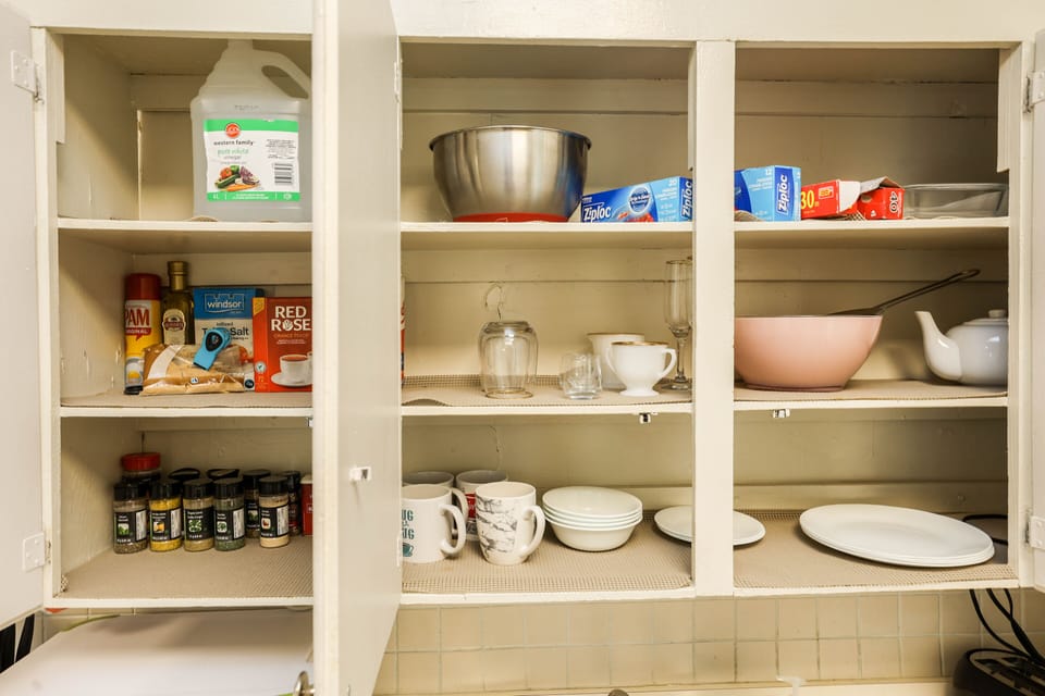 The kitchen supplies in some of the cupboards to make your stay more pleasant 