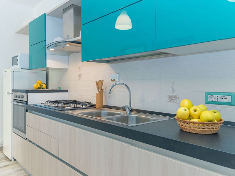 Countertop, Tap, Kitchen Sink, Cabinetry, Sink, Property, Plumbing Fixture, Blue, Kitchen, Azure