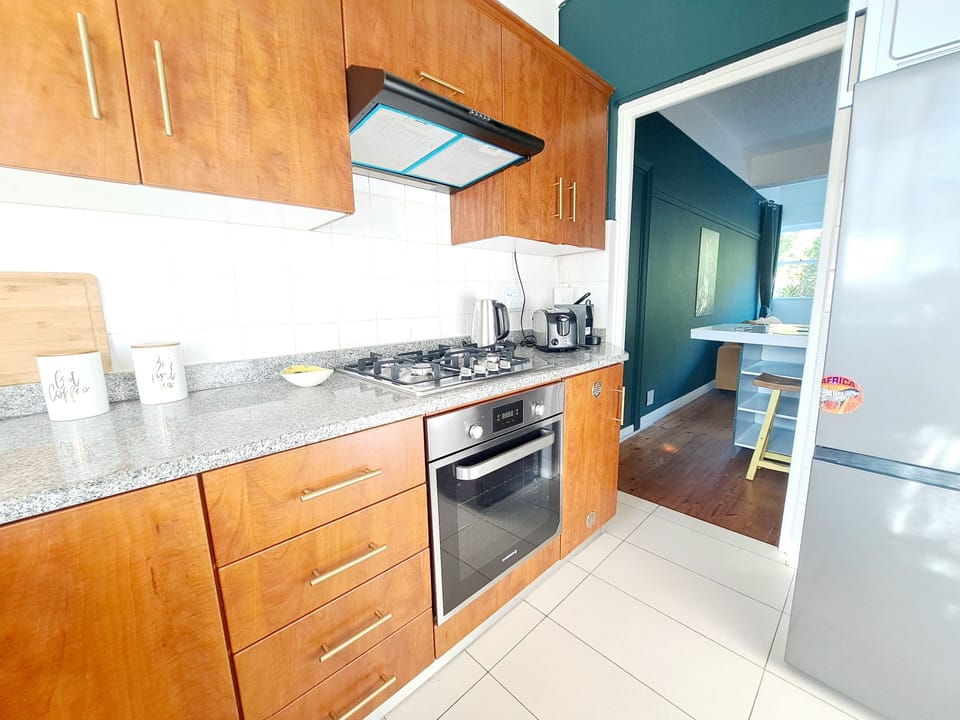 Load shedding proof gaz Bosch stove and brand new Italian Rosieres oven 